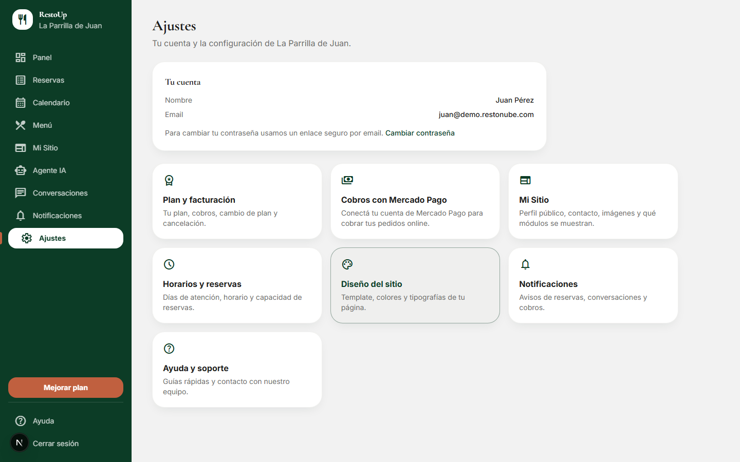 Pantalla de Ajustes de RestoUp mostrando las secciones de plan, sitio, horarios y diseño